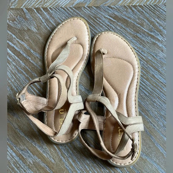 EUC Born Women's Acqualina Tan Paten Leather Strappy T Strap Sandals, Size 9 - Picture 2 of 4